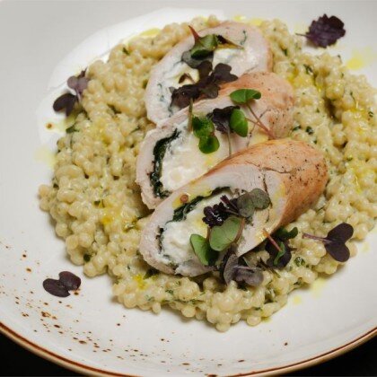 Куриный рулет со шпинатом и сыром с гарниром из пти тим в сливочном соусе