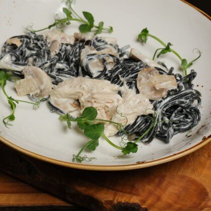 Паста с курицей и грибами в сливочном соусе