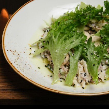 Салат с языком, грибами и яблоком с соусом гамадари