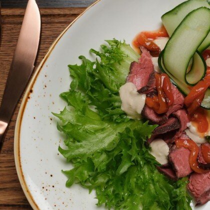 Салат с печеным перцем, говядиной и тонато