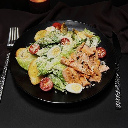 Цезарь с форелью горячего копчения халяль