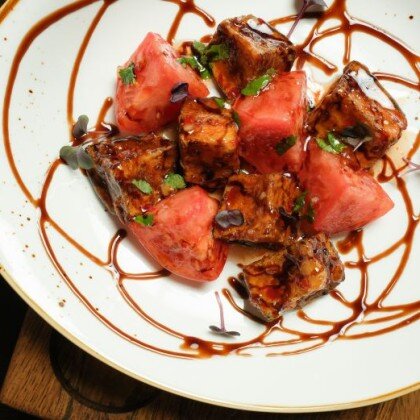 Хрустящие баклажаны с помидорами  и сыром фета