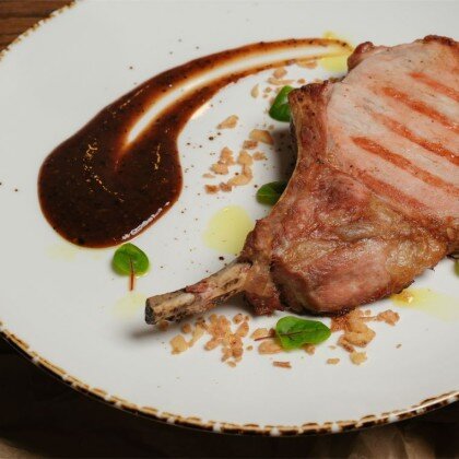 Стейк из свинины томагавк