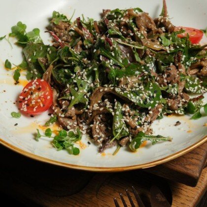 Теплый салат с куриной печенью и вешенками