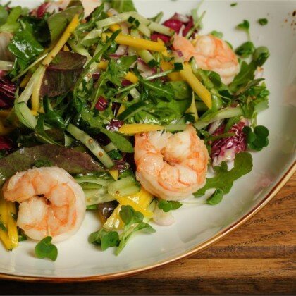 Легкий салат с манго и креветками-гриль