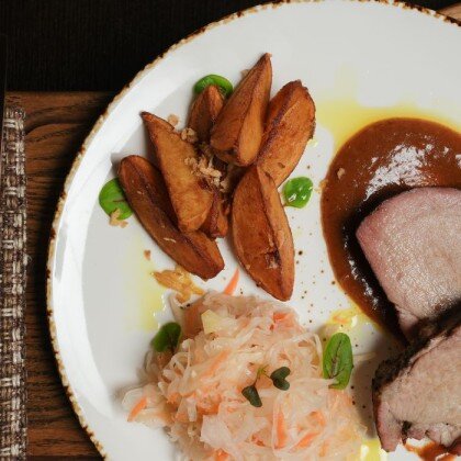 Свинина томленая в винном соусе