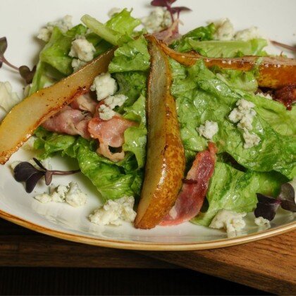 Теплый салат с грушей и голубым сыром