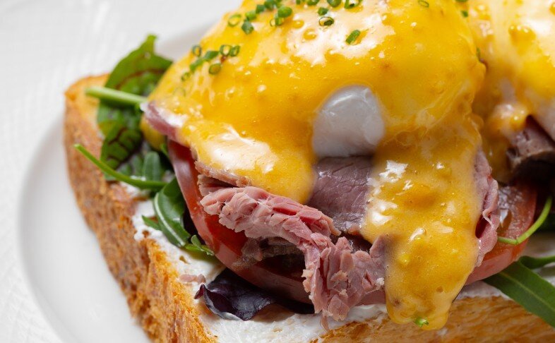 Бенедикт с ростбифом на бриоши