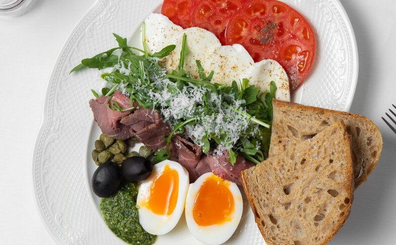 Итальянский завтрак с мягкосваренным яйцом и сыром моцарелла