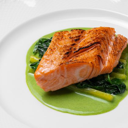 Стейк из лосося с соусом велюте из лука порей