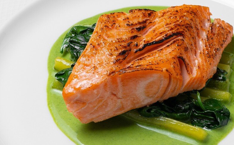 Стейк из лосося с соусом велюте из лука порей