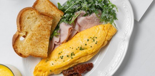 Французский завтрак с ветчиной, рукколой и вялеными томатами