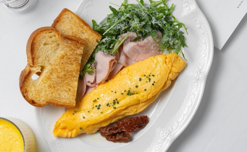 Французский завтрак с ветчиной, рукколой и вялеными томатами