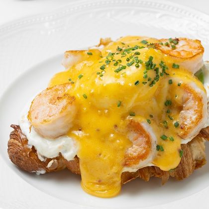 Круассан с креветками, авокадо, яйцом пашот и соусом голландез