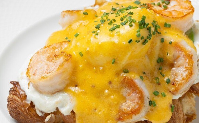 Круассан с креветками, авокадо, яйцом пашот и соусом голландез