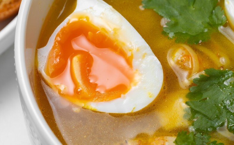 Куриный суп с лапшой, яйцом и гренками из бриоши