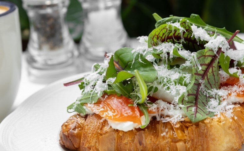 Круассан с лососем, яйцом пашот и миксом зелени