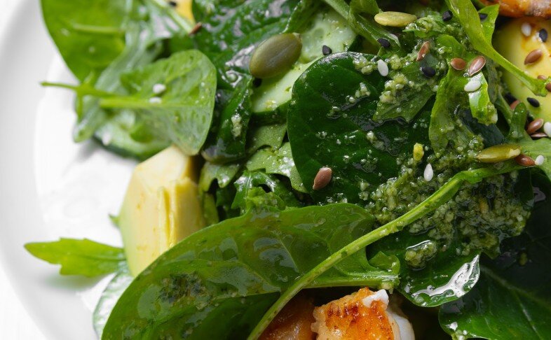 Салат с креветками, авокадо и цукини