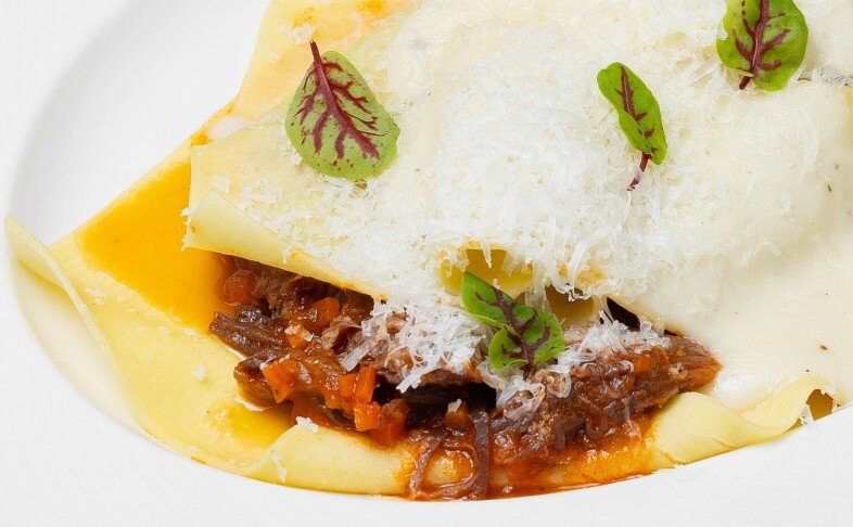 Ленивая лазанья с говядиной и соусом бешамель