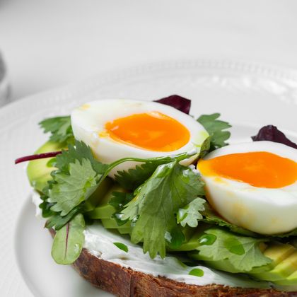 Брускетта с авокадо, яйцом и сливочным кремом