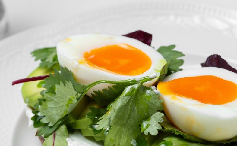 Брускетта с авокадо, яйцом и сливочным кремом