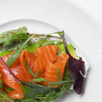 Брускетта с лососем, авокадо и сливочным кремом