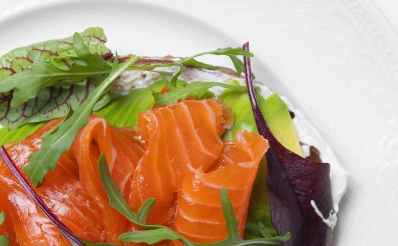 Брускетта с лососем, авокадо и сливочным кремом