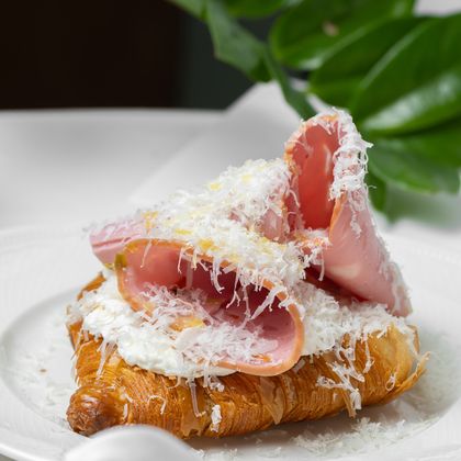 Круассан с мортаделлой, свежими томатами и сливочным кремом