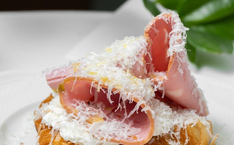 Круассан с мортаделлой, свежими томатами и сливочным кремом