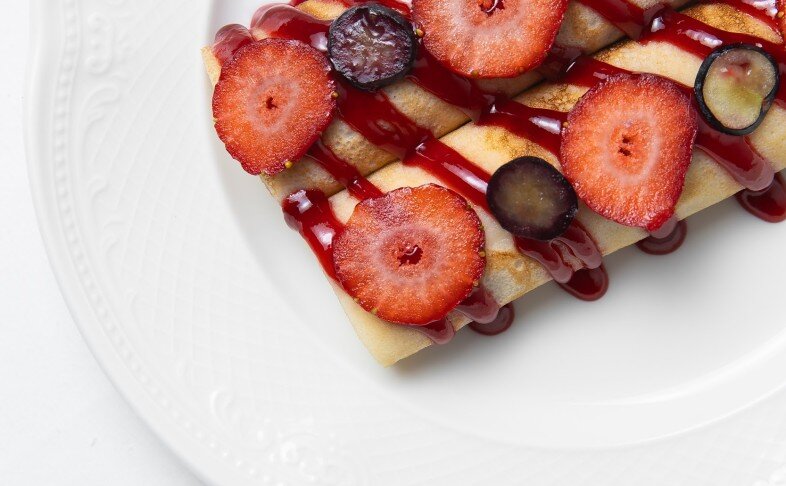 Блинчики с крем-чиз и малиновым кули