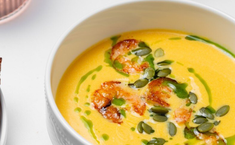 Тыквенный суп с креветками, семечками и гренками из бриоши