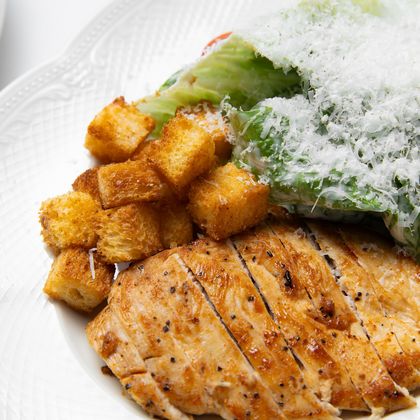 Цезарь с курицей и гренками из бриоши