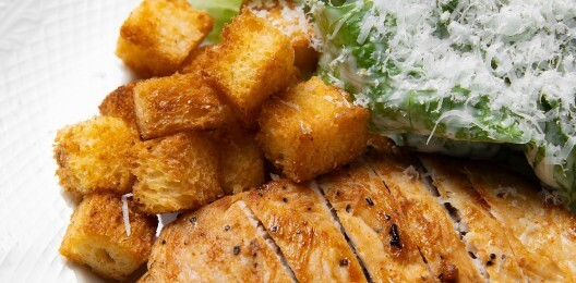 Цезарь с курицей и гренками из бриоши