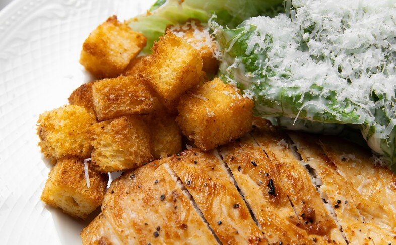 Цезарь с курицей и гренками из бриоши