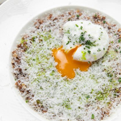 Гречневая каша с яйцом пашот и пармезаном