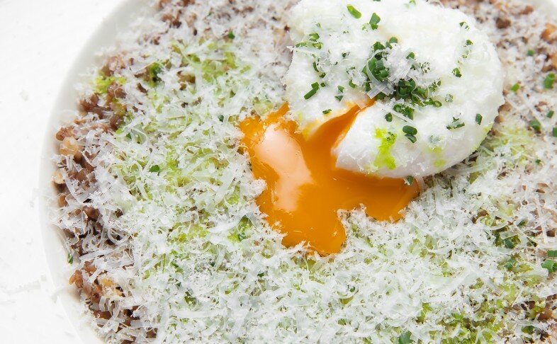 Гречневая каша с яйцом пашот и пармезаном