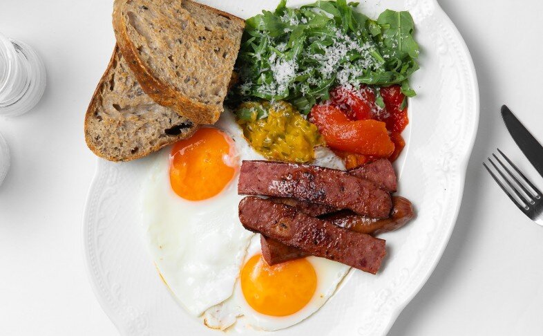 Английский завтрак с глазуньей и говяжьими колбасками