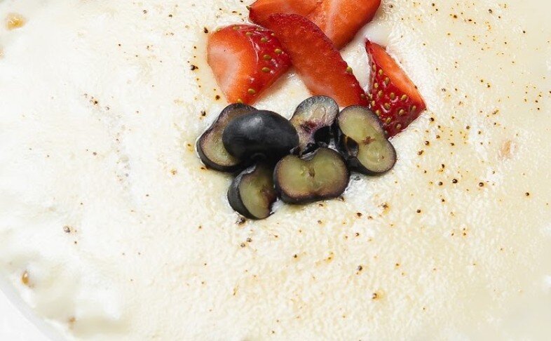 Овсяная каша с крем-чиз и ягодами