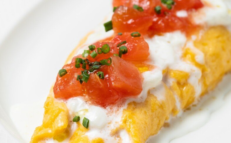 Французский омлет со страчателлой и пряными томатами