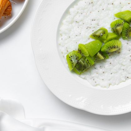 Рисовая каша с семенами чиа, пастой алое и киви