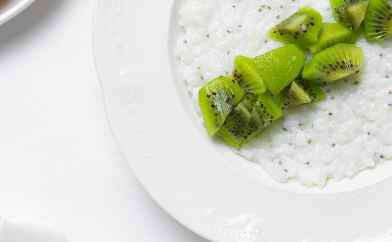Рисовая каша с семенами чиа, пастой алое и киви