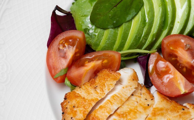 Гречка с цыпленком и авокадо