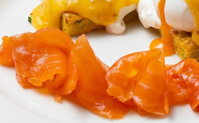 Кабачковые оладьи с лососем, яйцами в смятку и соусом голландез