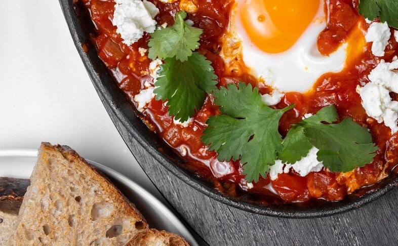 Шакшука с сыром сиртаки, кинзой и зеленым маслом