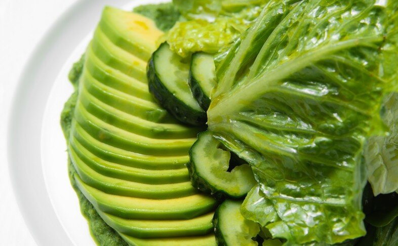 Зеленый салат с паштетом из брокколи и листьями романо