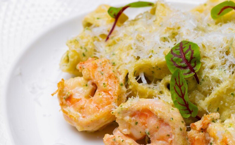 Феттучини с креветками в соусе песто