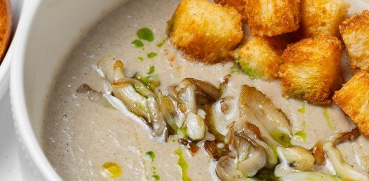 Грибной суп с шампиньонами и гренками из бриоши