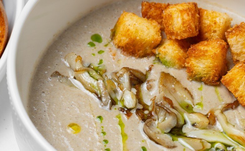 Грибной суп с шампиньонами и гренками из бриоши