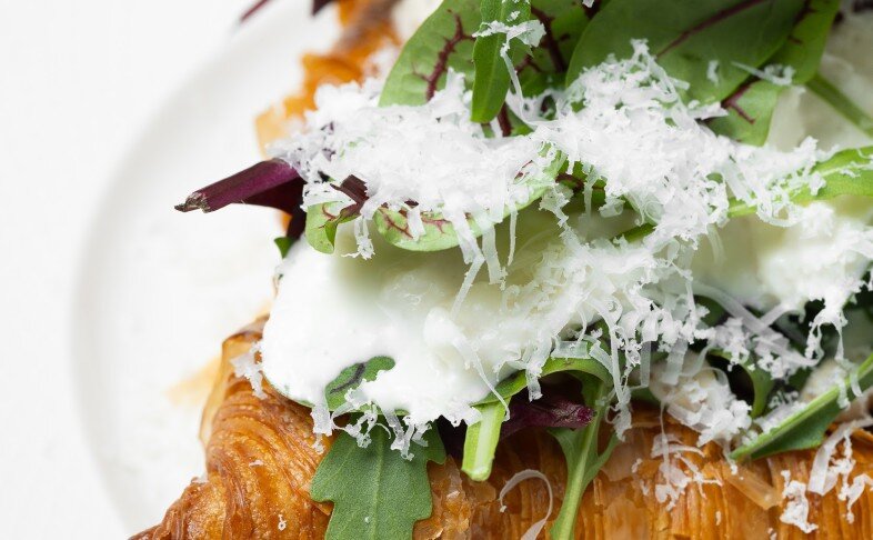 Круассан со страчателлой и трюфельным соусом