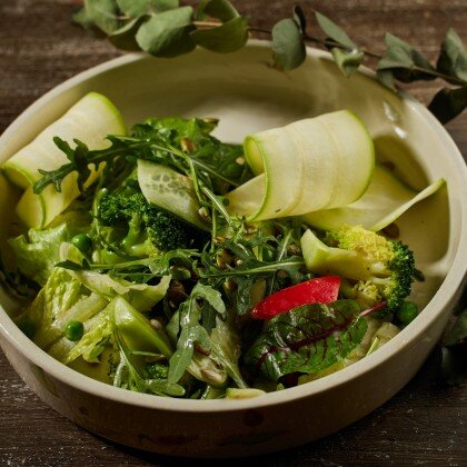 Салат из зелёных овощей на творожном креме с кешью